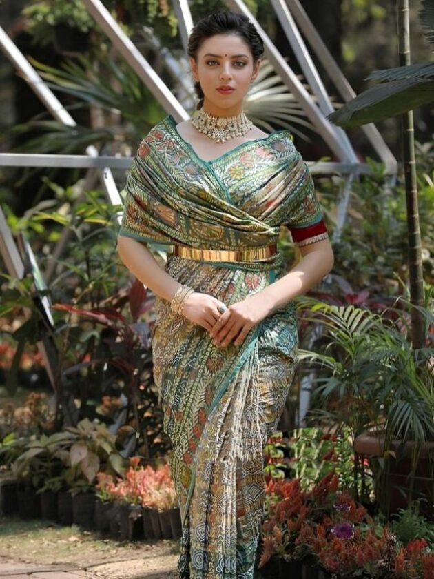 The Chinese Fan Sarees Draping Styles