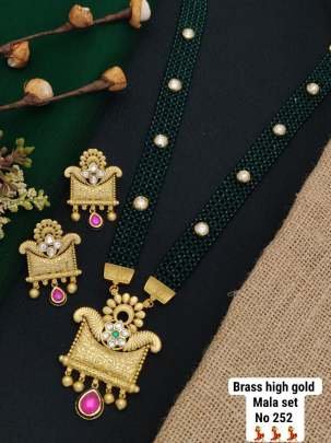 Green Pearls Long  Necklace And Earrings Set