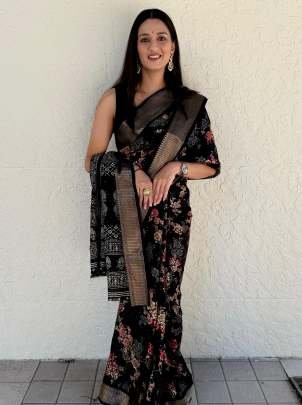 Stylish Ladies Black Beautiful Flower Printed Saree