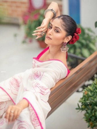 Summer Wear Soft Linen Saree With Pink Blouse